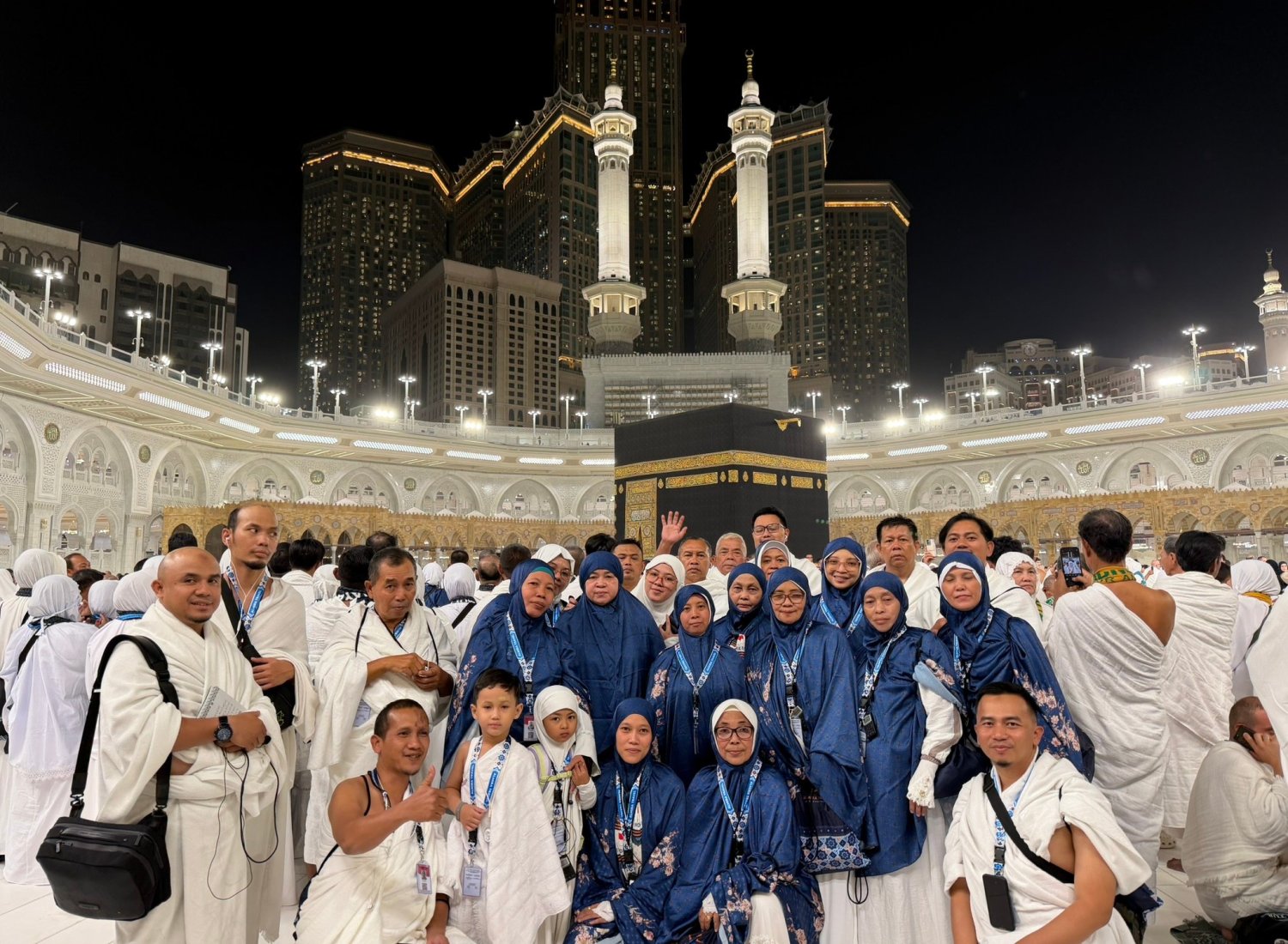 Jemaah Almira Travel bersama keluarga di pelataran Masjidil Haram