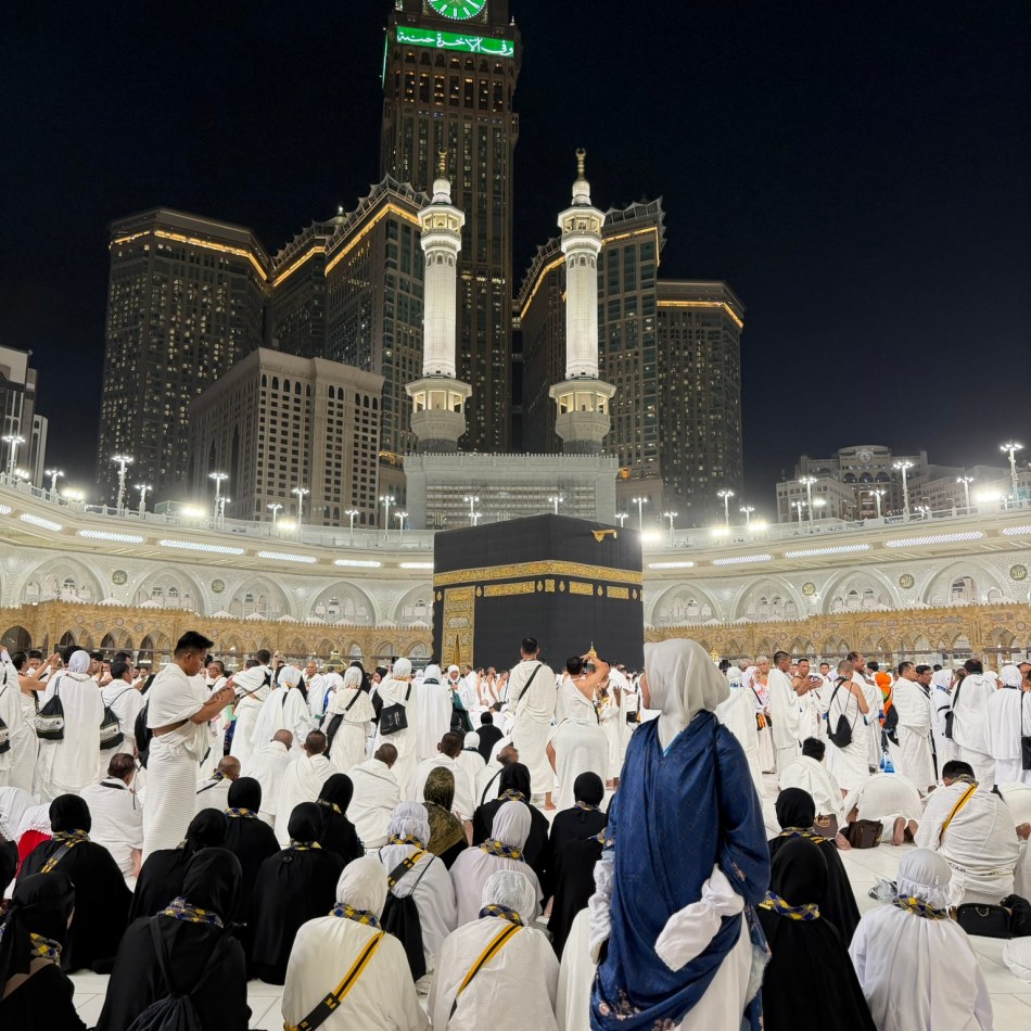 Keluarga jemaah Almira di depan Ka'bah