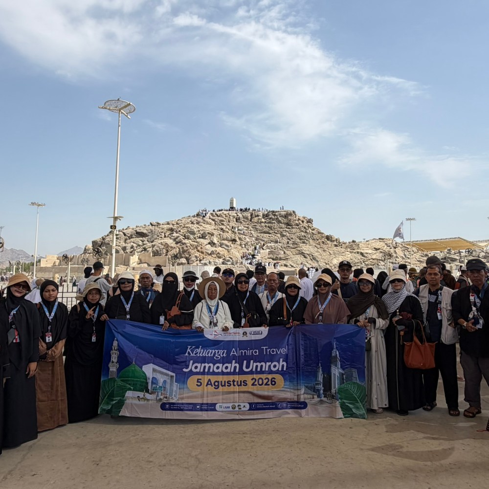 Rombongan jemaah Almira Travel seusai tawaf di Makkah