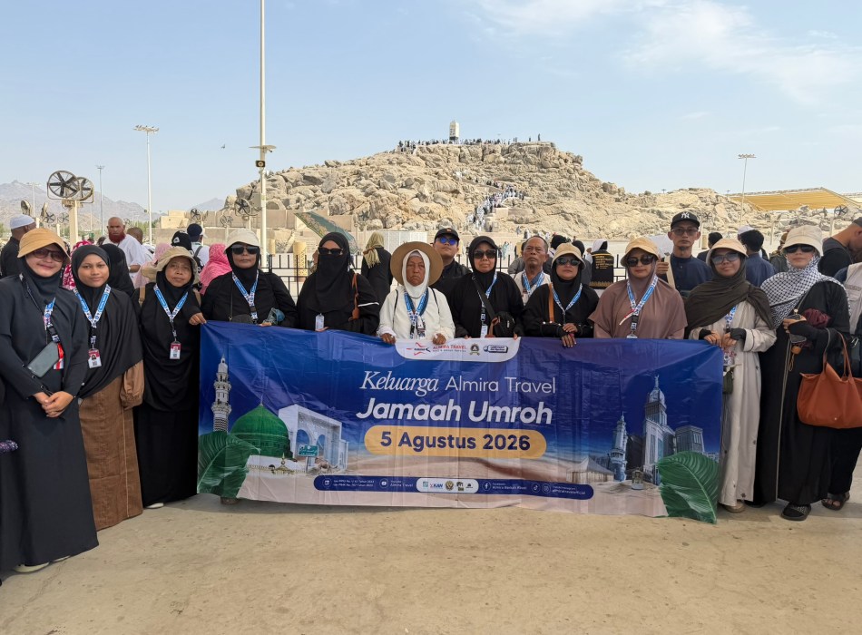 Rombongan jemaah Almira berziarah di Jabal Uhud